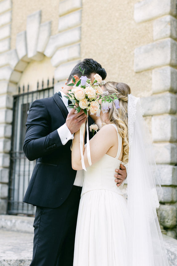 Couple s'embrassant. Fleurs et voile. FILMS DE MARIAGE. Mariage en plein air. vidéaste de mariage. frames wedding films