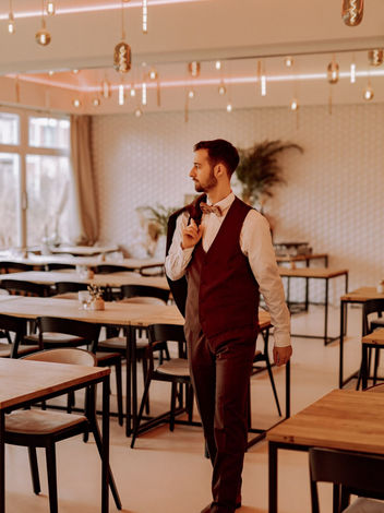 Getting Ready Bräutigam I Bräutigam Portrait mit Jacket über Schulter I Hochzeitsfotografie Cuxhaven, Bremerhaven, Bremen, Niedersachsen