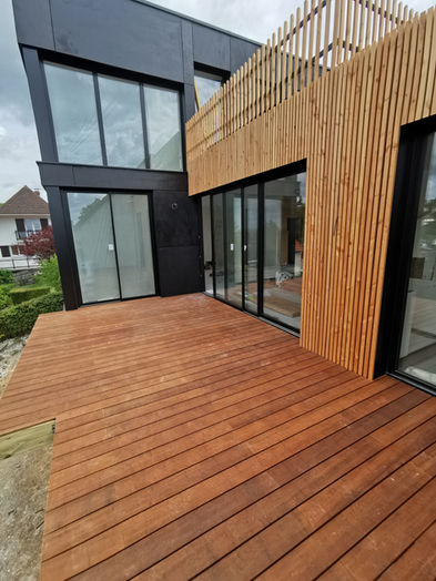 Le bardage est bien plus qu'une simple couche protectrice. Il ajoute une dimension esthétique moderne à votre maison, lui donnant une allure contemporaine et élégante. 