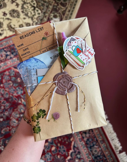 Poppy's True Market vendor store The Bookmark'It - Date with a book