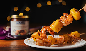 pinchos de camaron y piña con la morena picante.jpg