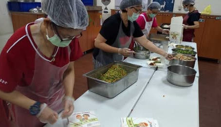 協會急難救助金發放@美國家禽蛋品協會關懷獨老 分享愛心便當