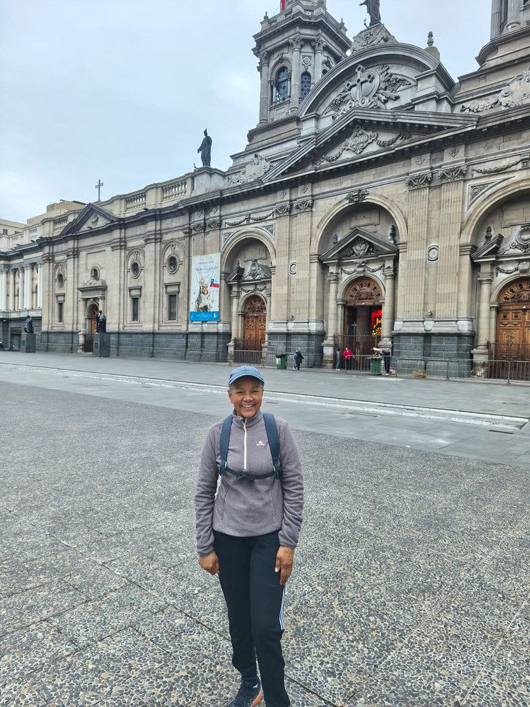 Peregrino en la Plaza de Armas de Santiago