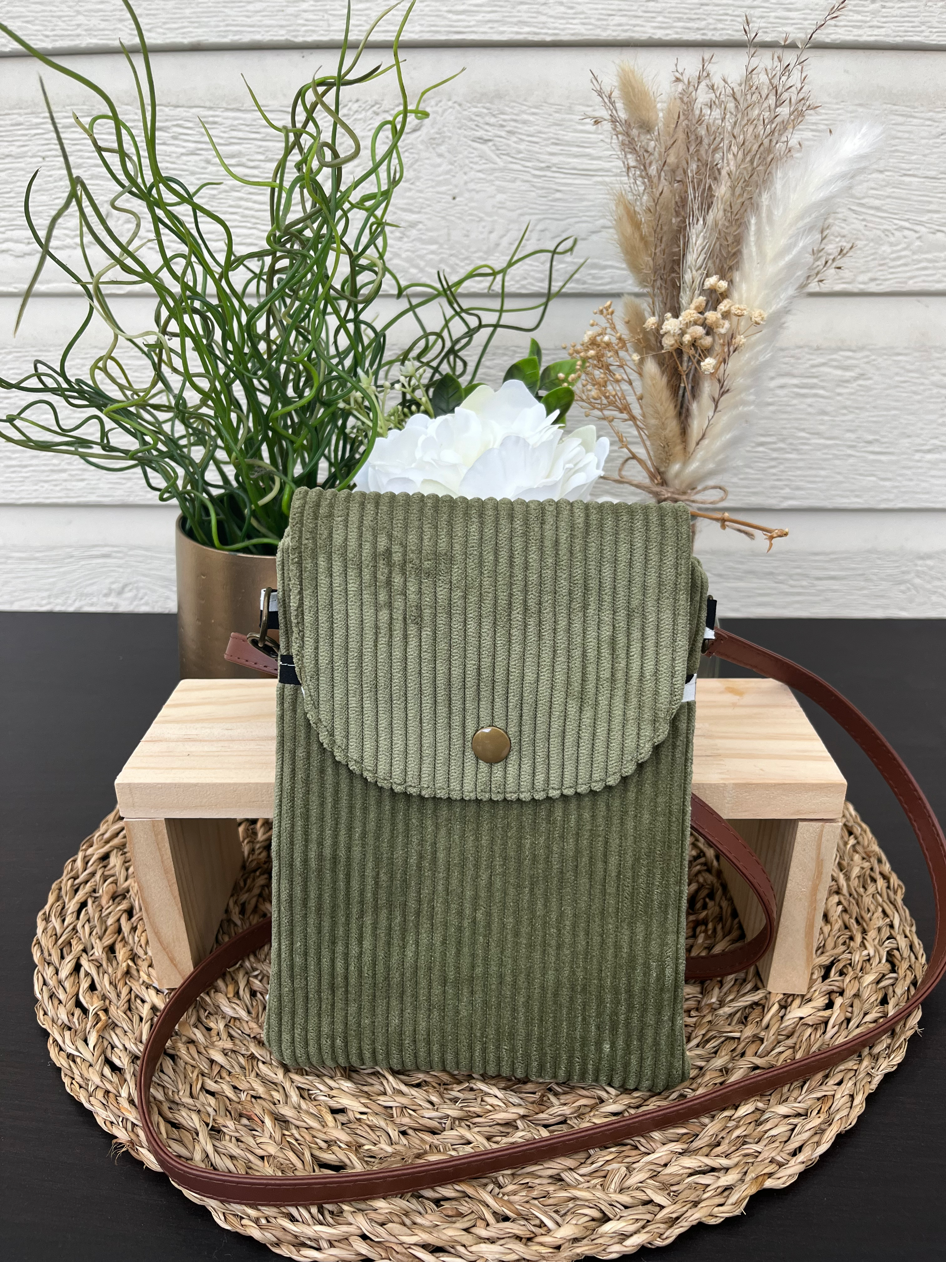 Pochette téléphone velours vert kaki /bandoulière