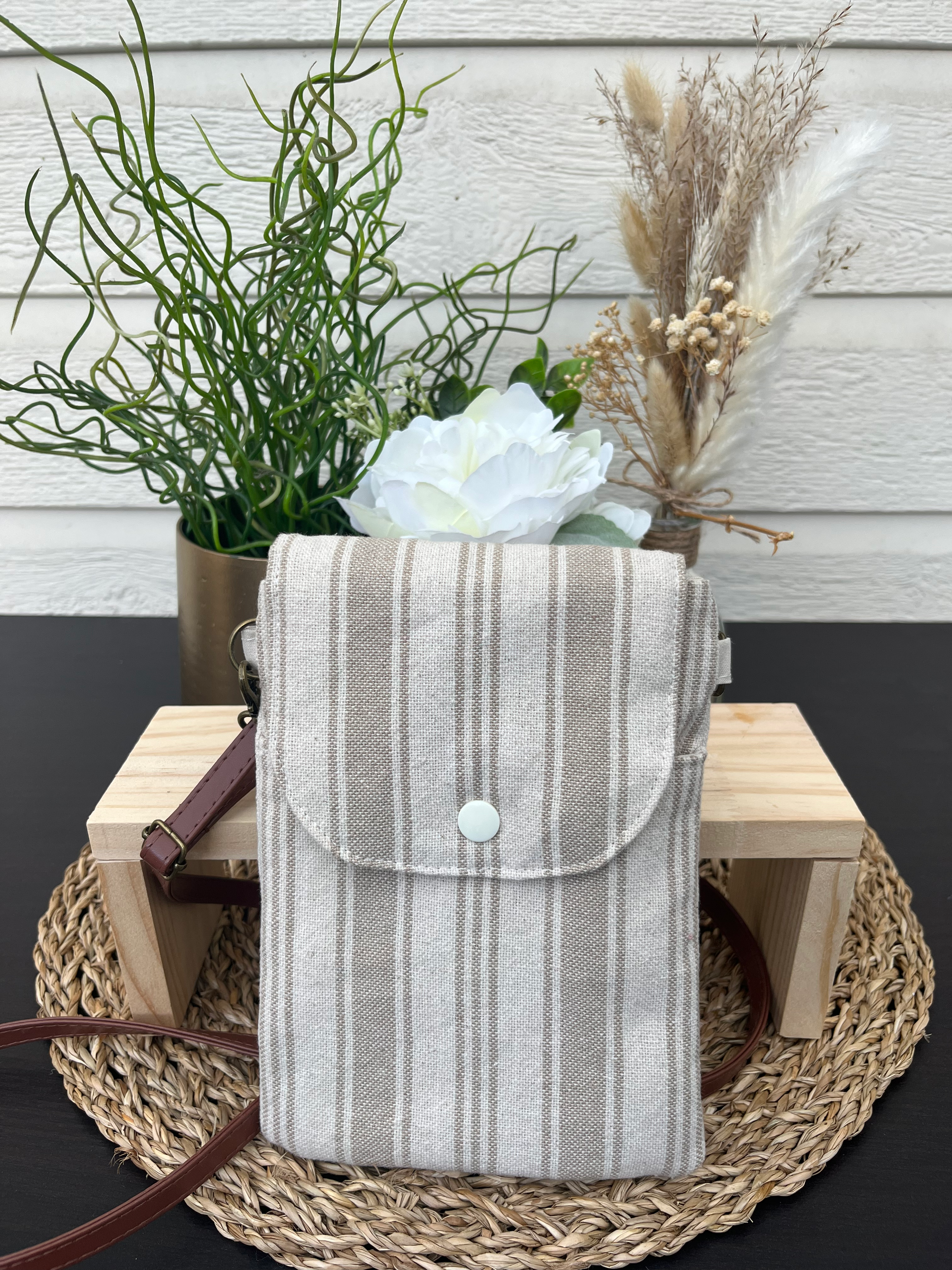 Pochette téléphone rayée beige