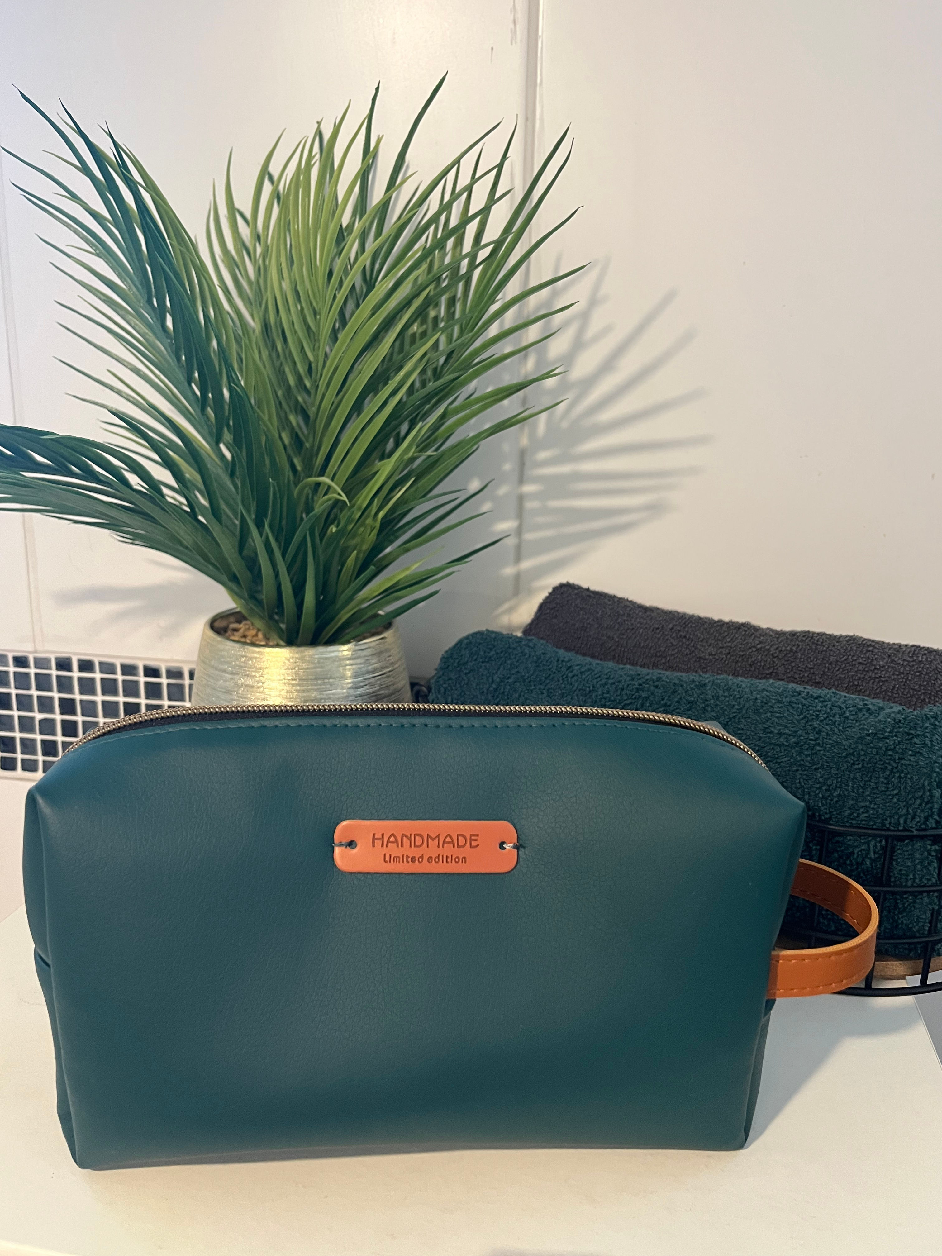 Trousse de toilette - Similicuir vert, faite main