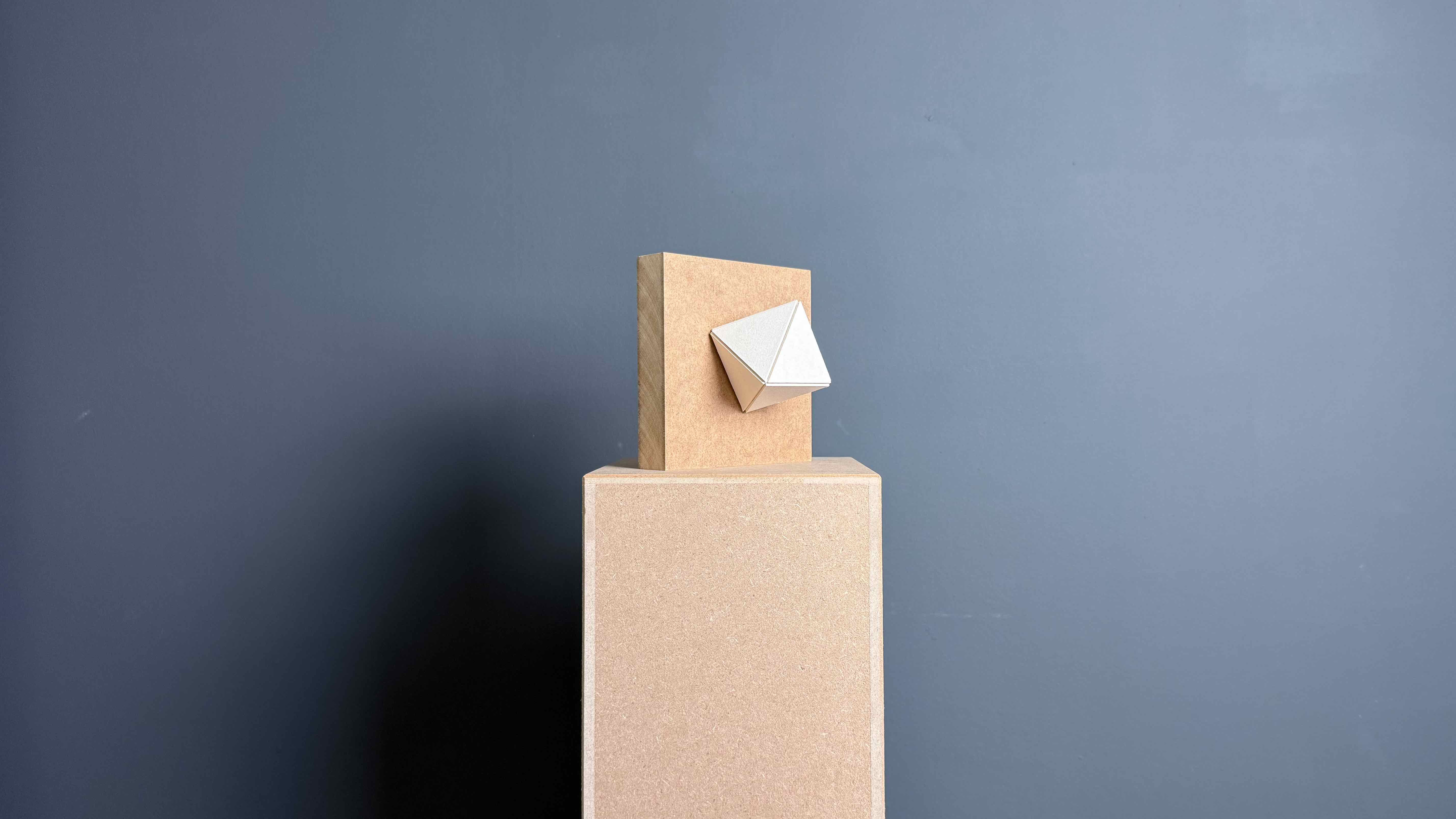 Oktaeder aus Finnpappe auf MDF-Basis