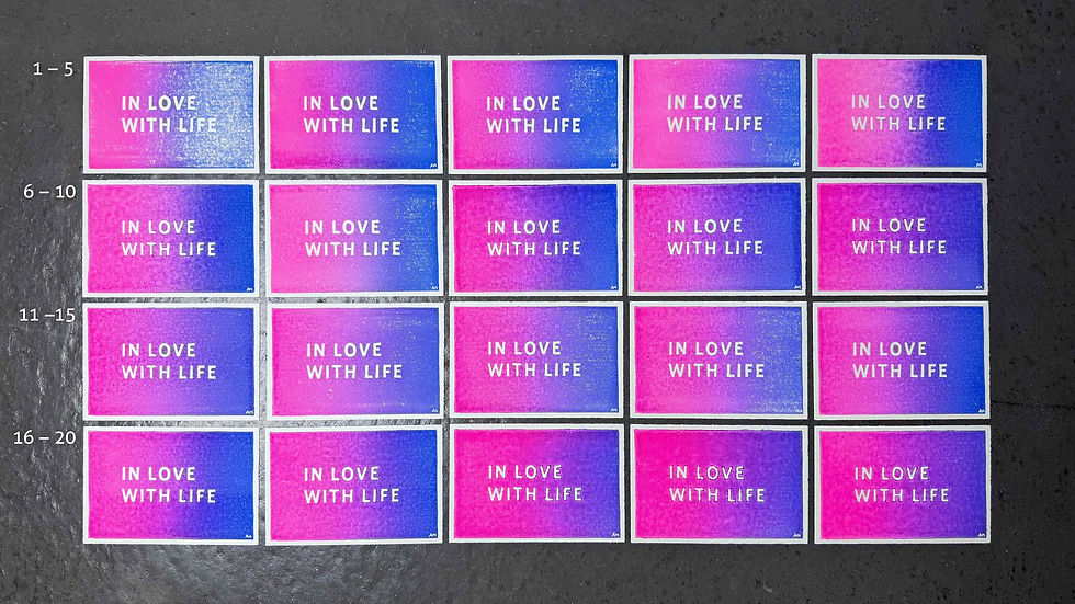 Karte "IN LOVE WITH LIFE" mit Verlauf von Ultramarinblau zu Neonpink
