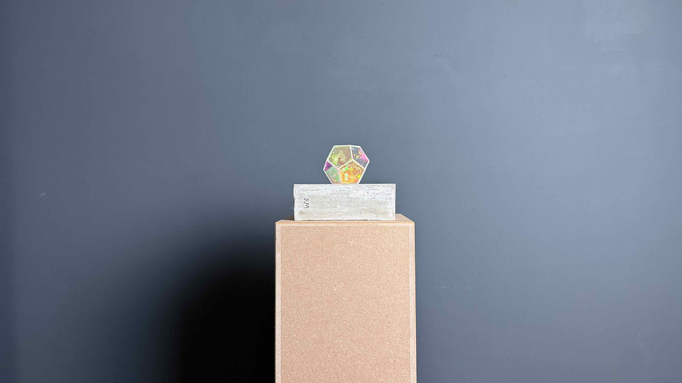 Miniaturbild: "Dodecahedron – Glow" mit LED-Beleuchtung und Zementbasis steht nach Platon für das Element Universum/Äther