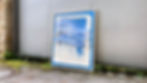 Mixed Media Kunstwerk in Rahmen mit gefalteten dreidimensionalen Wellen in blau und türkis in urbaner Umgebung