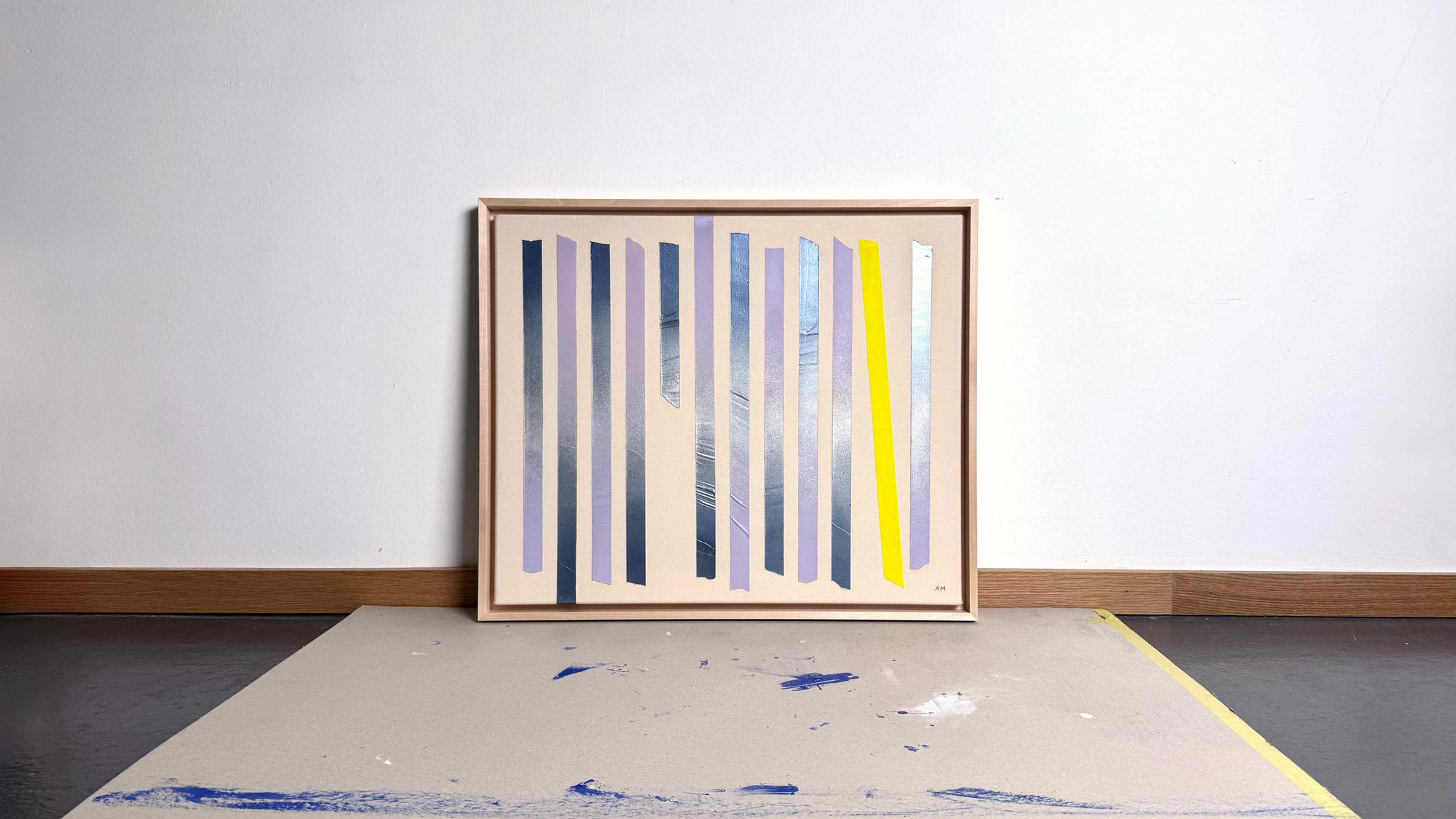 Sprayart Werk "Gegen alle Erwartungen" mit Streifen von Lila bis Metallic Blau und einem Streifen in Neongelb