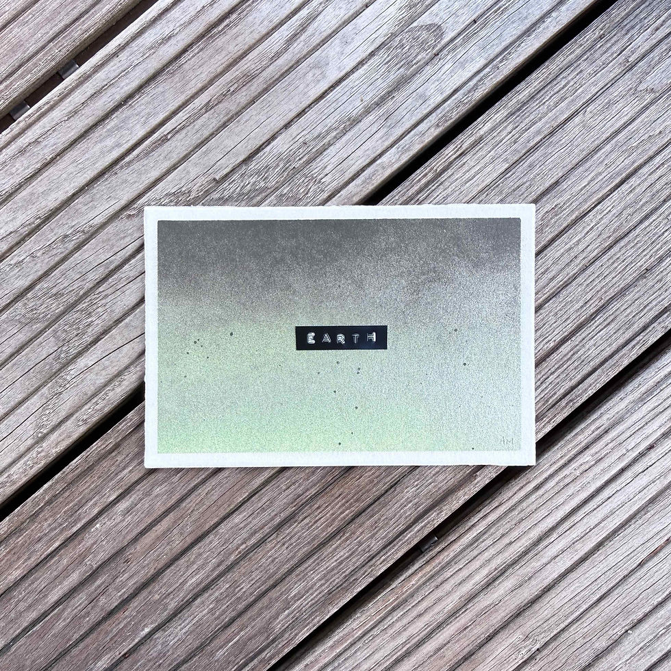 personalisierbare Karte "earth gradients" in Moos- und Metallic-Grün mit Label "EARTH"