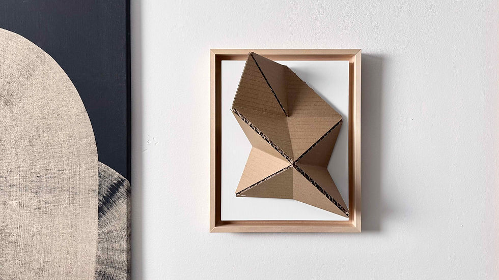 Werk "just cardboard". Gefaltete rohe Pappe auf weißem MDF mit Lindenholzrahmen