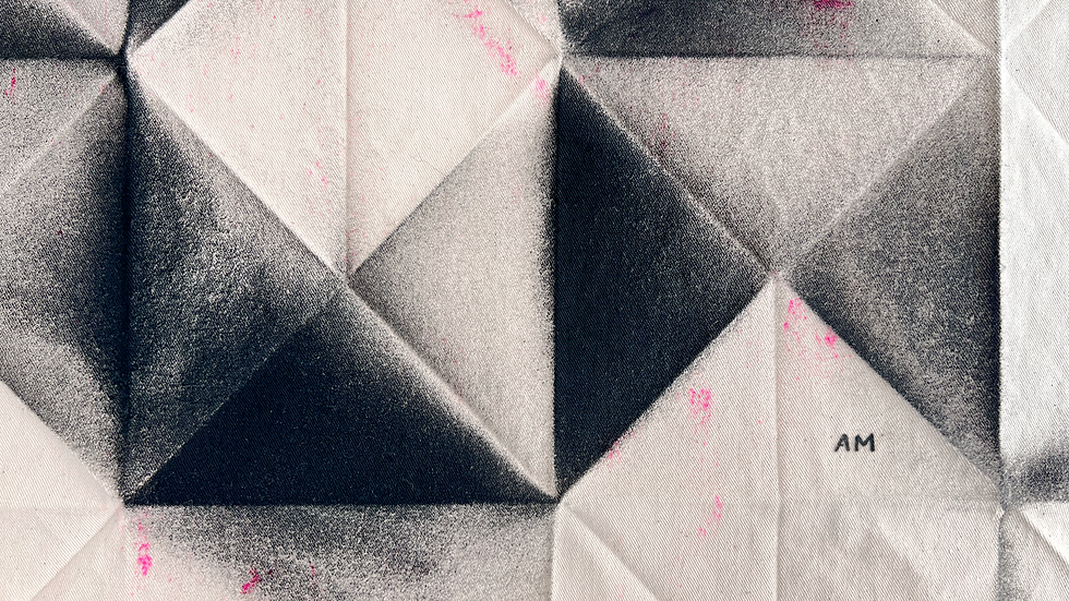 Miniaturbild: Mixed Media Leinwand "Der Fehler?" in opernrosa mit schwarzem Faltmuster. Detailansicht