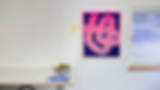 Gemälde "mindfuck" in Ultramarinblau und einer Gedankenschleife in Opernrosa und Persischrosa neben Ateliertisch.