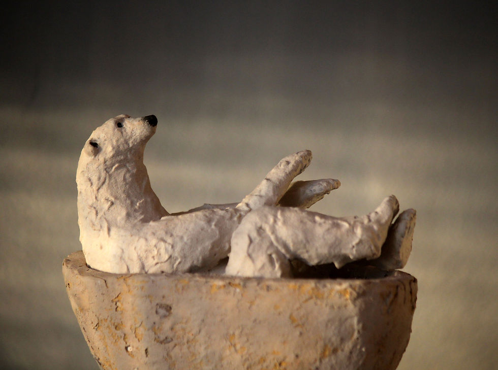 Enzuo 是一位以泥雕塑為創作核心的藝術家，擅長透過極簡卻充滿情感的角色語言，建構安靜而深刻的敘事空間。 Enzuo is an artist whose work centers around clay sculpture, known for crafting quiet yet emotionally resonant narrative spaces through minimalist character language.  每件作品皆以「ひなたぼっこ」──由日本中部電磁器工業所製的專業陶土──手工塑形而成。乾燥後，表面呈現出柔和霧面的質地，帶有自然的溫潤感。 Each piece is hand-shaped using Hinata-Bokko, a professional-grade ceramic clay produced by Chubu Ceramics Industry in Japan. Once dried, the surface reveals a soft, matte texture with a natural warmth.  眼神等細節僅以極少量丙烯顏料點綴，保留陶土原始的肌理與觸感。 Details such as the eyes are accented with only minimal touches of acrylic paint, preserving the raw texture and tactile presence of the clay itself.  所有作品皆為獨一無二的原作，不做任何複製。每件創作歷經數月的雕塑與乾燥過程，附有作者親簽保證卡，並以細緻包裝方式出貨，確保作品在運送及長期保存中的完整性。 All works are one-of-a-kind originals and are never reproduced. Every creation takes several months of sculpting and drying, and comes with a signed certificate of authenticity. Each piece is carefully packaged to ensure its safety and integrity during delivery and long-term preservation.  這裡不是大量生產的販售平台，而是一個安靜的空間──邀請你慢慢挑選、認識每個角色，與作品建立連結，也許在其中看見一部分的自己。 This is not a mass-produced marketplace. It is a quiet space where you are invited to take your time—explore each character, build a connection, and perhaps recognize a piece of yourself within.  每一次收藏，都是對記憶與情感的一次溫柔認領。 Every act of collecting here is a gentle claiming of memory and emotion.