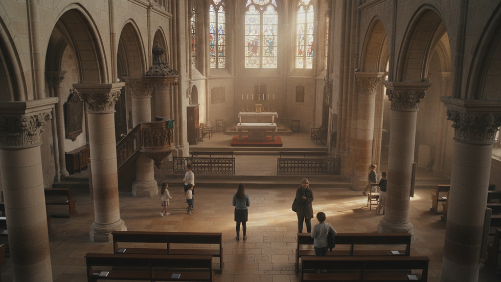 Vue en plongée d'une église mosellane avec lumière naturelle filtrée par les vitraux