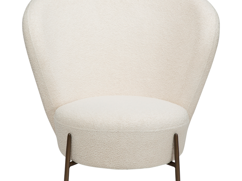 SHELL Lounge Chair in Cremeweiß mit gepolstertem Stoffbezug, Frontalansicht für stilvolle Wohnräume.