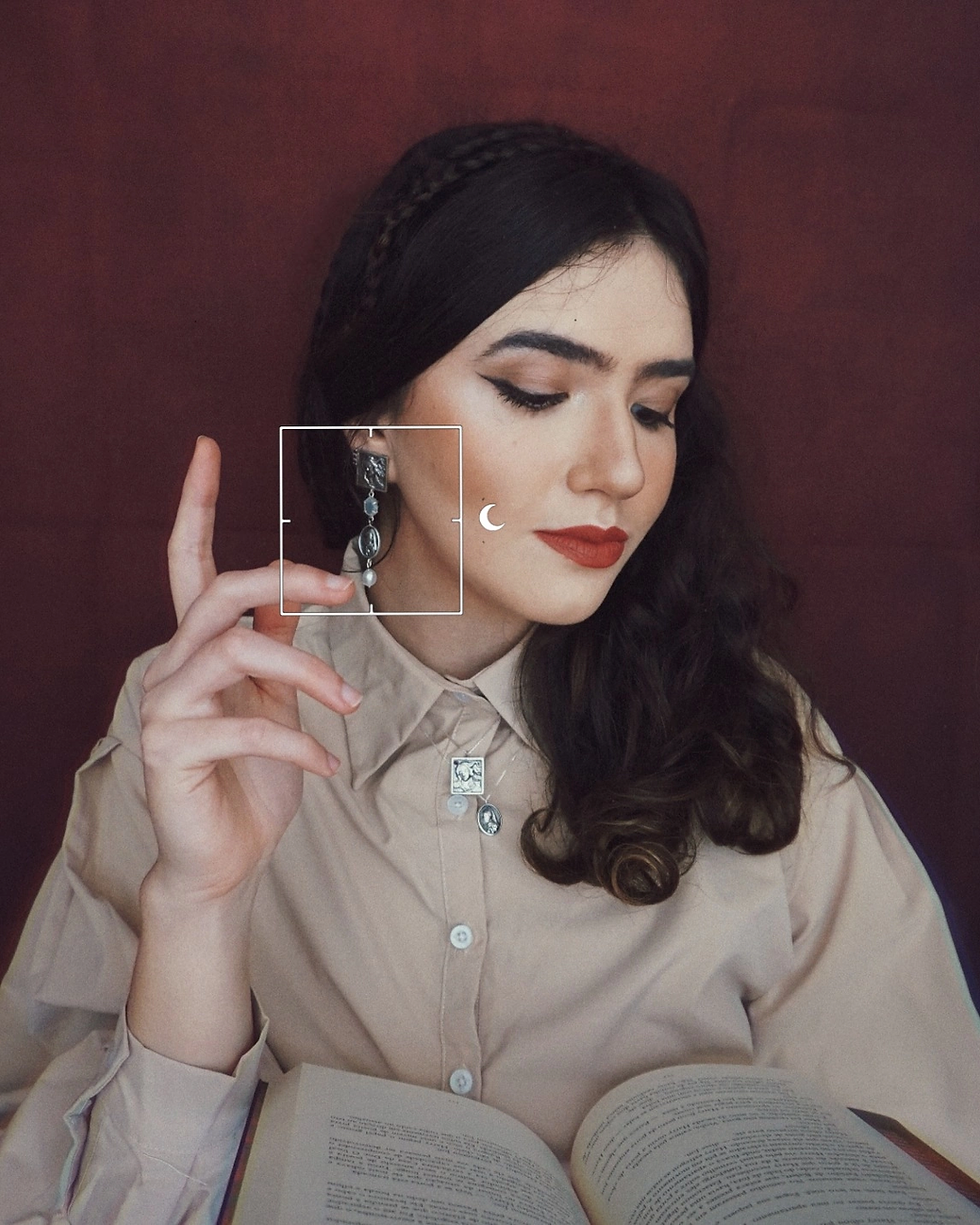 Thumbnail: "Girl With a Pearl Earring" Necklace