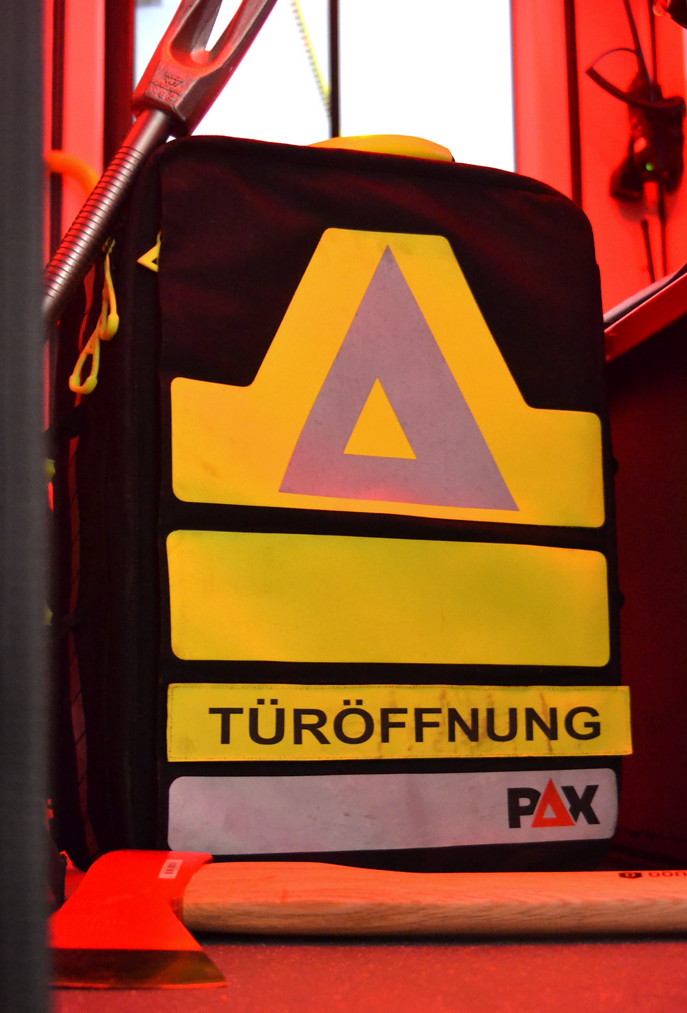 Hilfeleistung: Hilflose Person hinter Tür