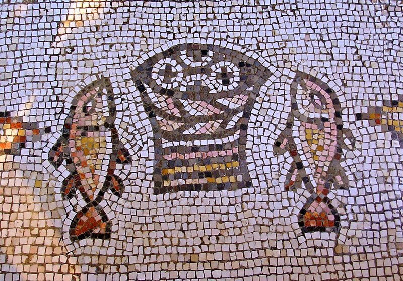 Scuola bizantina, Mosaico pavimentale dei pani e dei pesci (V sec. d.C.), realizzato nella Chiesa dei pani e dei pesci, Tabgha, Israele.