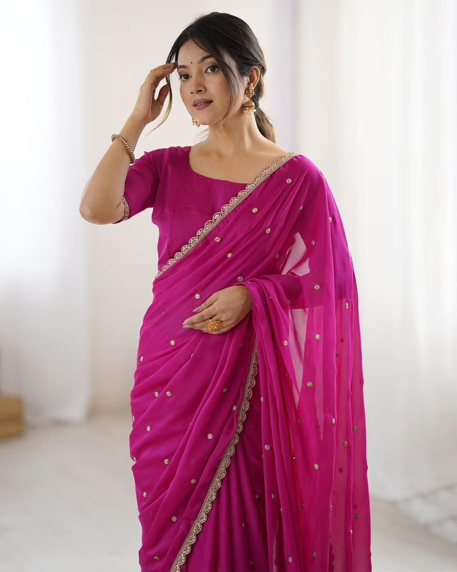 Saree indien traditionnel fuchsia brodé