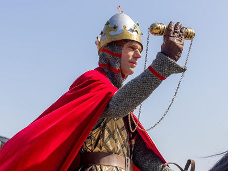 キリストの血の聖櫃をかかげる十字軍騎士