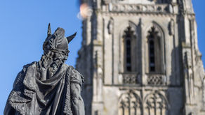 トンゲレンの鐘楼とアンビオリックス像