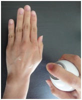 ④水のスプレー(エヴィアンなど)をスプレーし、水気を拭き取る