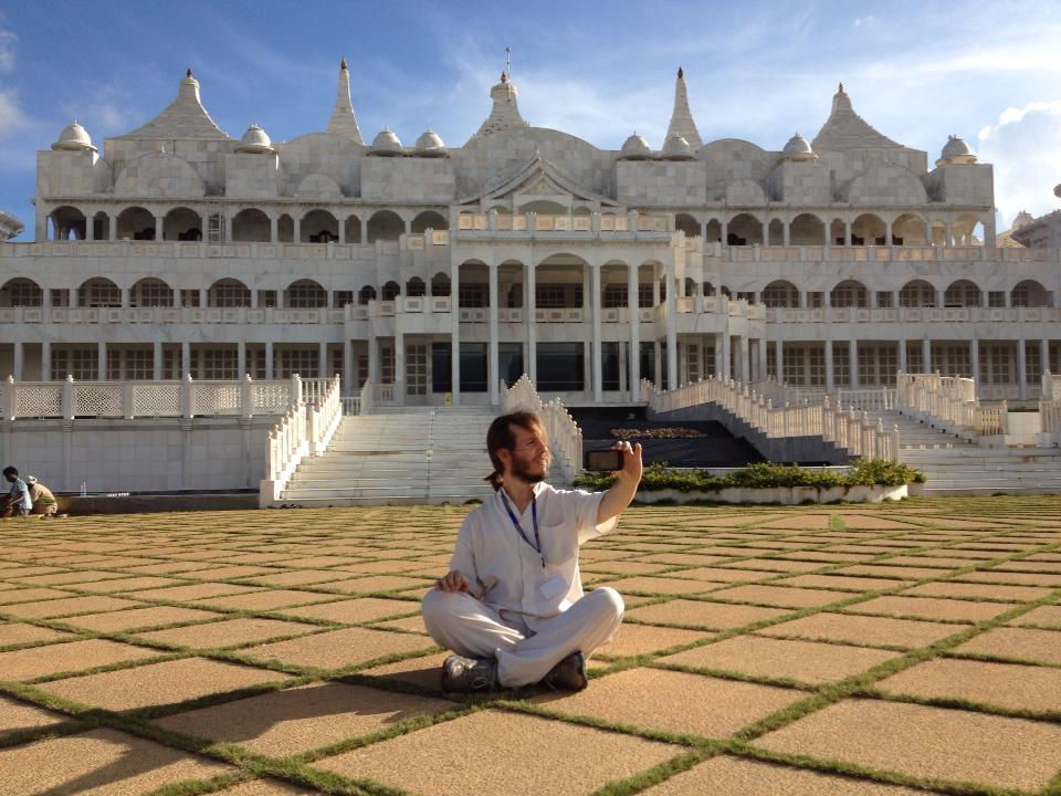 2013, frente al Templo de Oneness University, e India, cerca de la ciudad de Chennai. El templo fue creado con materiales y arquitectura diseñados para "canalizar" la energía del Diksha y ayudarnos a todos a romper la identificación exclusiva con nuestra mente... es decir, esa cháchara mental destructiva que casi todo el tiempo está demoliendo nuestro bienestar, salud y capacidad creativa y amorosa.