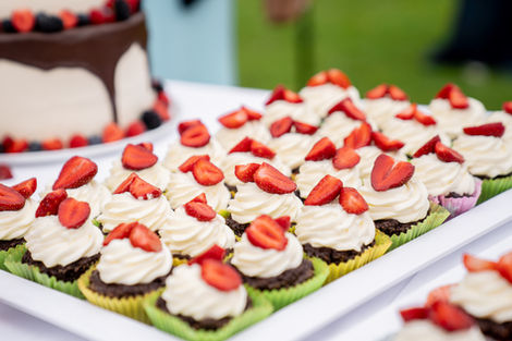 Cupcakes mit weißer Creme und Erdbeeren.