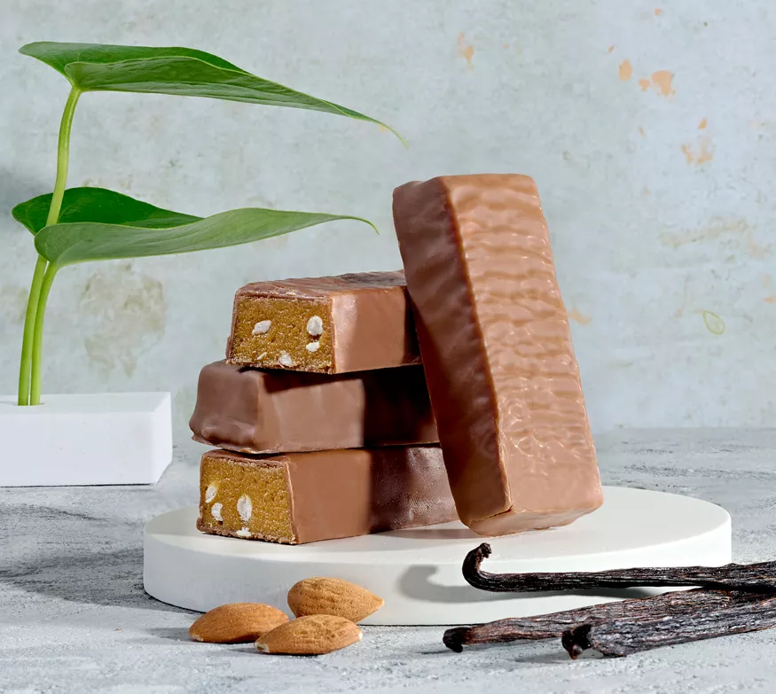 Encas savoureux riche en protéines. Moelleuse, enrobée de chocolat au lait et disponible en 3 saveurs