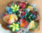 bouquet naissance composé de 12 ballotins de bonbons et 3 fleurs en dragées