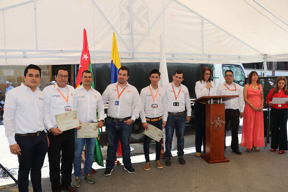 Equipo de Tecnoparque en la instalación