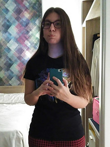 Chica con el pelo oscuro largo y un móvil en la mano