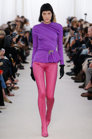 Balenciaga Весна 2017... обувь переходящая в одежду