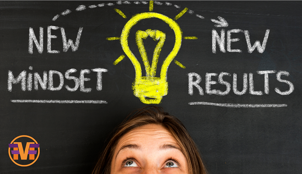 Uma mulher olhando para cima e visualizando uma ideia representada por uma lâmpada - Mude sua forma de pensar e tenha novos resultados.