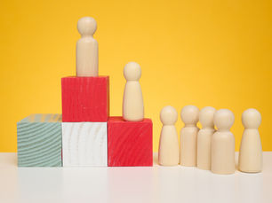 lider olarak öne çıkanları simgeleyen tahta figürler