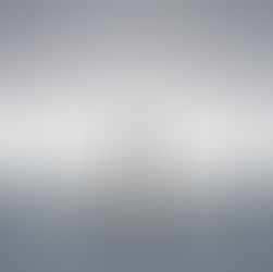 tehlikenin ortasında teknede duran düşünceli adam