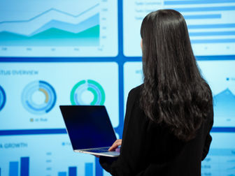 Performans verilerini inceleyen profesyonel