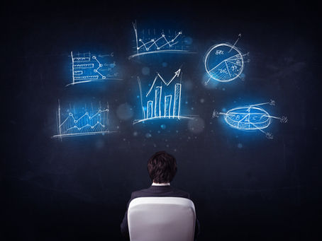 ekranda farklı tablolara bakan iş adamı