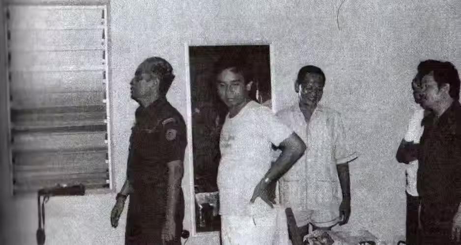 Menhankam/Pangab Jenderal M. Jusuf (kiri) sedang menginspeksi asrama prajurit. Di masa mudanya, Jusuf termasuk pejuang Sulsel yang "mondok" di rumah Haji Hilal di Yogyakarta. (Repro buku "Panglima Para Prajurit")