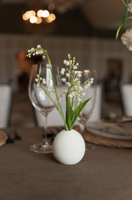 simple bud vase ceramic white circle with delicate white flowers