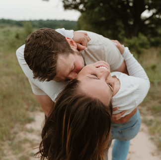 man kissing girlfriend