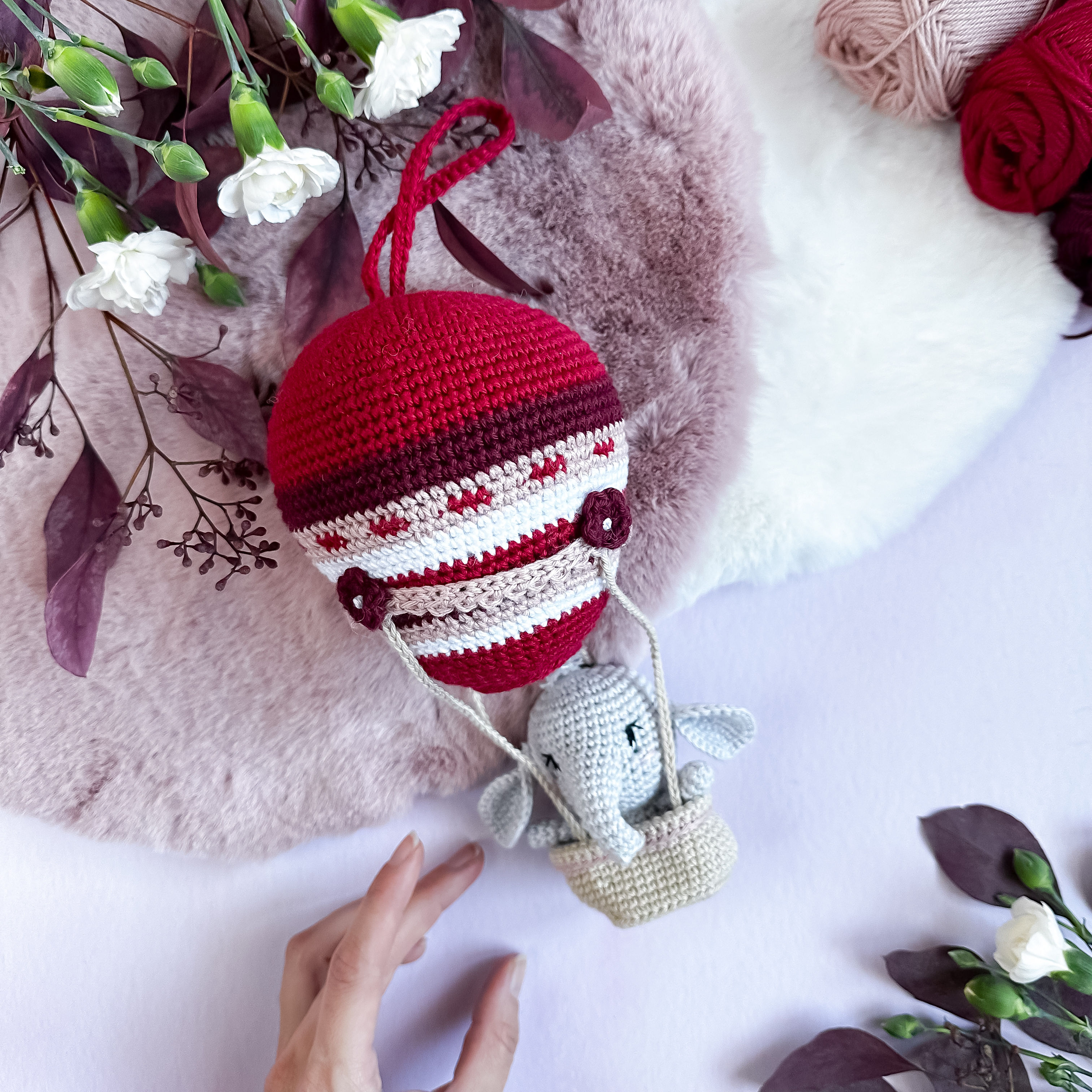 Roter Luftballon mit Elefant zum Aufhängen