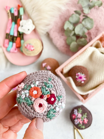 Stickkurs um Amigrumi Häkeltiere mit Blumen zu besticken.