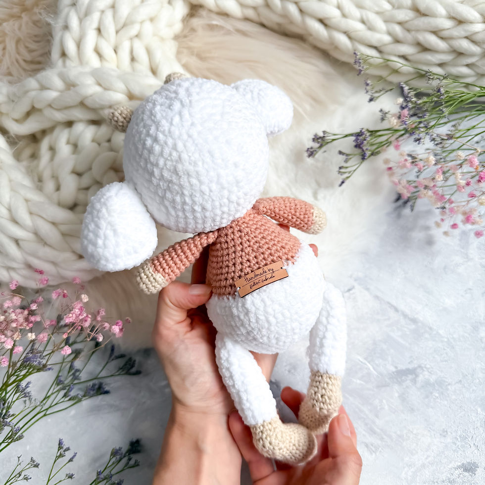 Miniaturbild: Rückenansicht vom gehäkelten Schäfchen Kuscheltier