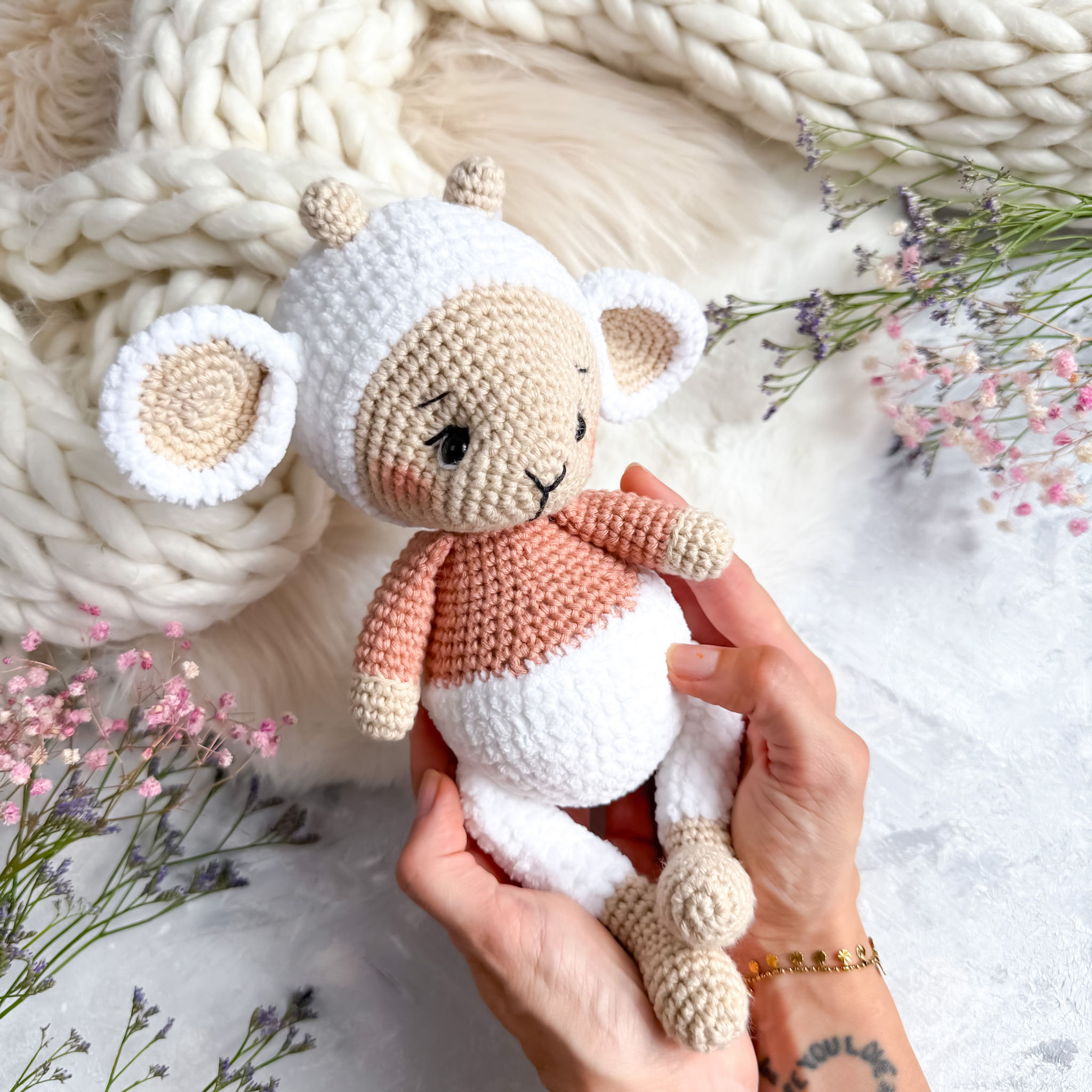 Schäfchen Kuscheltier mit braunem Pullover in Kuschelwolle