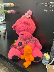 Gehäkelte Teddys in verschieden Grössen in Neon Farben