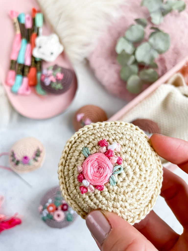 Miniaturbild: PDF Workbook: Besticke die Häkeltiere mit Blumen wie bei BellArt Gabriela